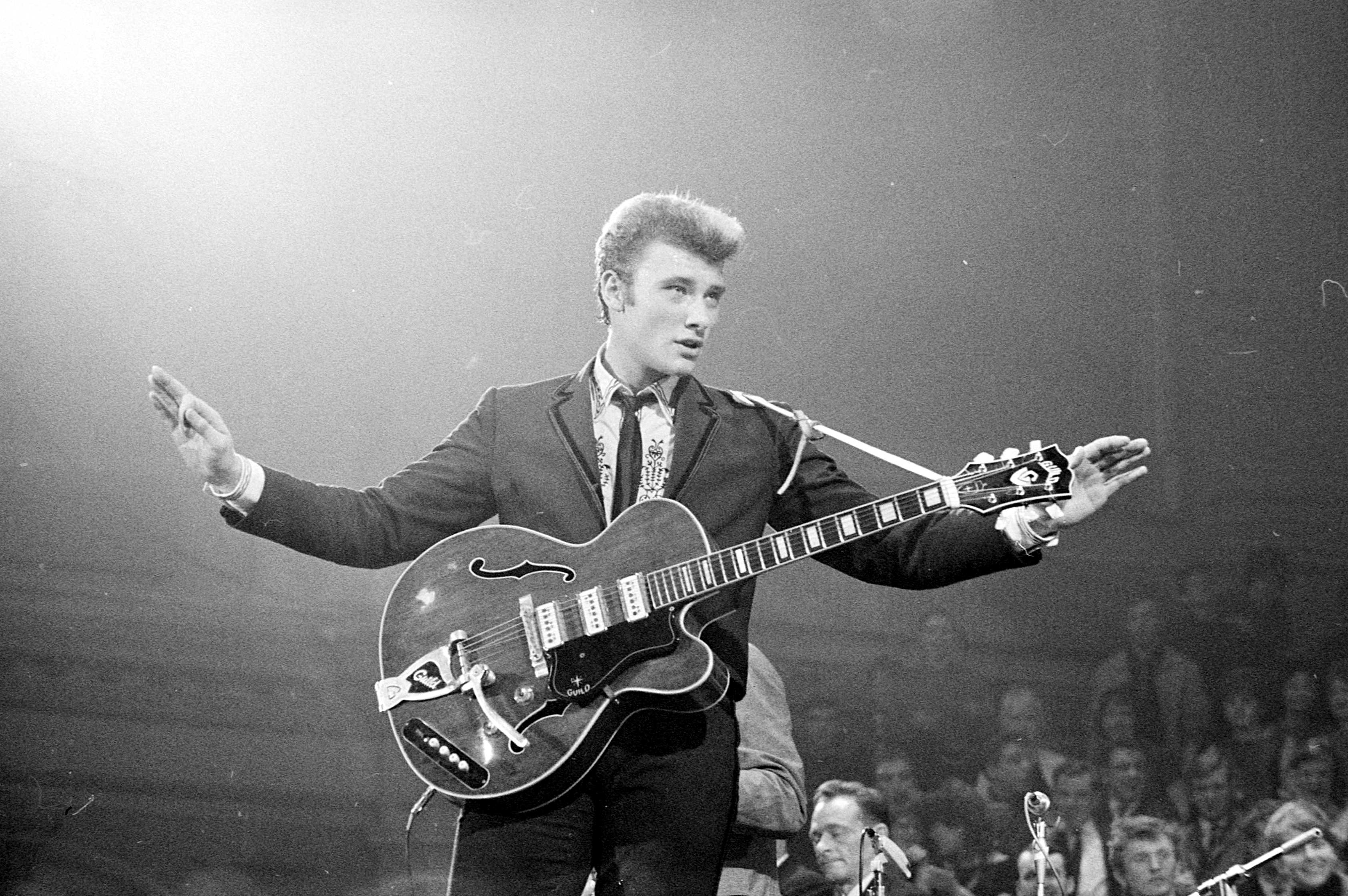 Johnny Hallyday avec guitare en 1963